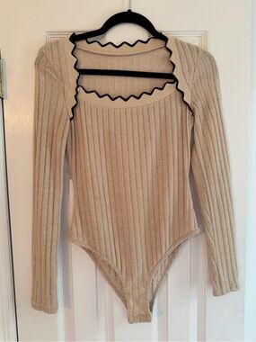 Commense Ribbed Long-Sleeve Bodysuit in Beige with Black Trim